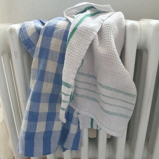 Un drapé facil consiste à prendre un linge quadrillé
